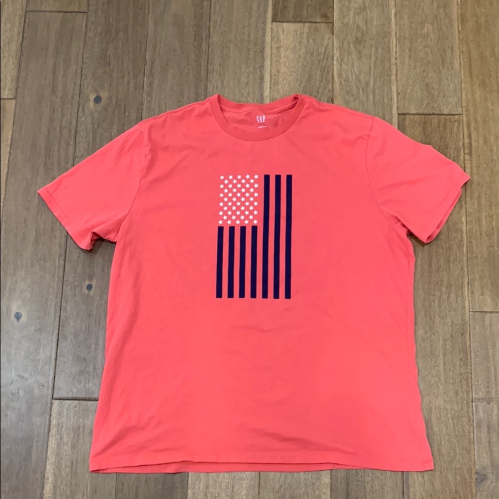 GAP  Short Sleeve Tee with Flag Design
Size XL